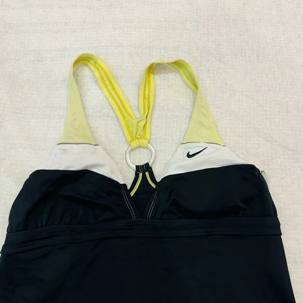 Nike athleisure wear tee - Picture 8 of 9